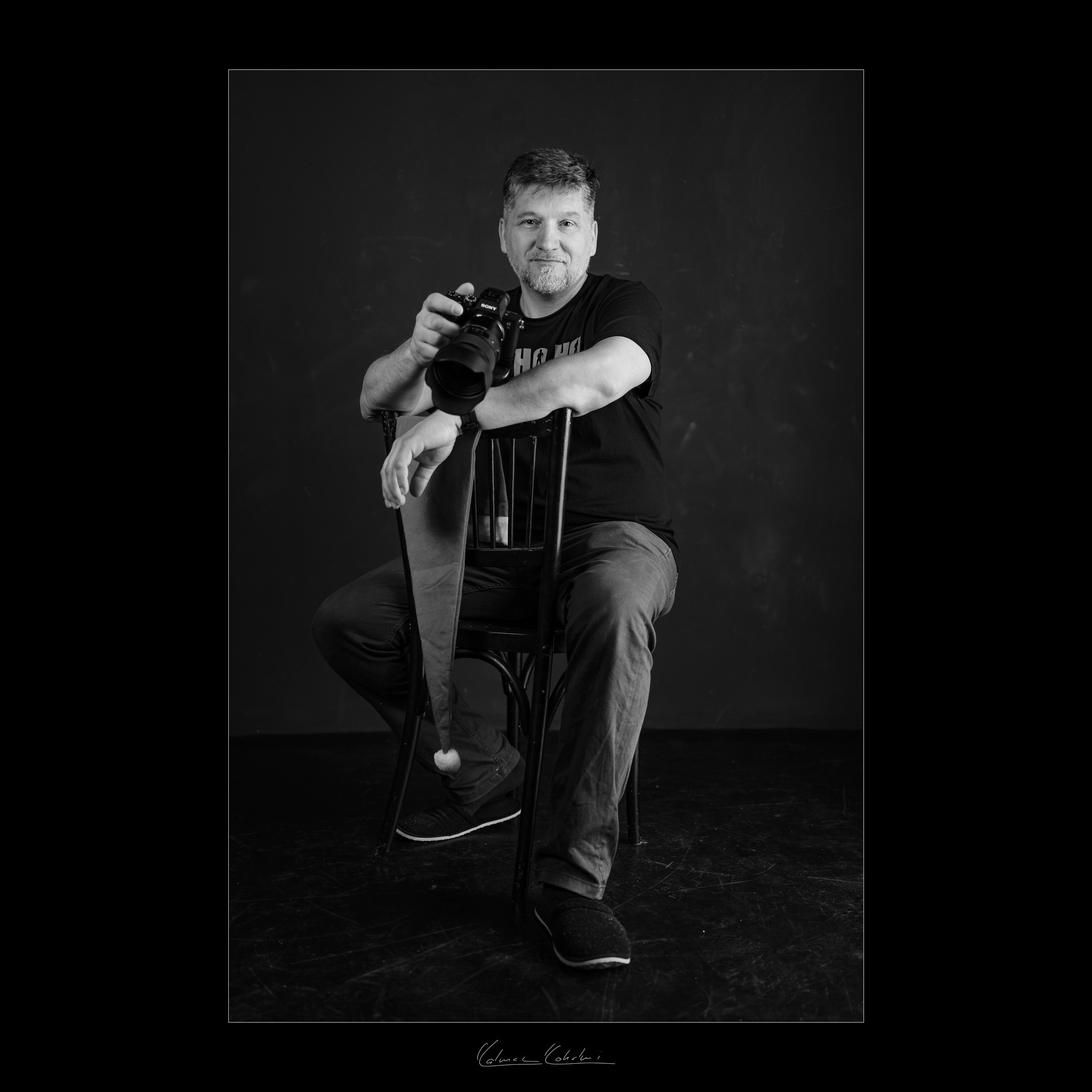 Erdős Lajos fotográfus munka közben